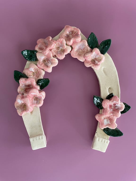 Hestesko - håndformet i keramik med små rosa blomster 