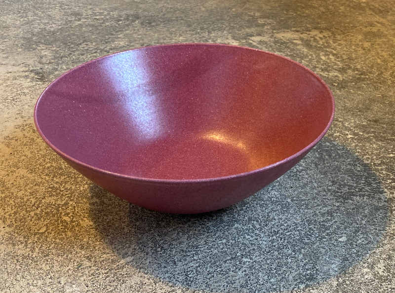 Rød skål i silkeblød zinkbarium glasur (Privat)