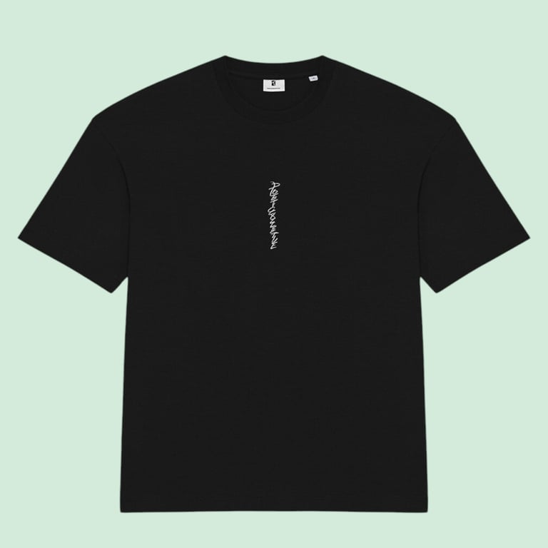 Sort T-shirt med rund hals og lodret hvid tekst midt på fronten.
