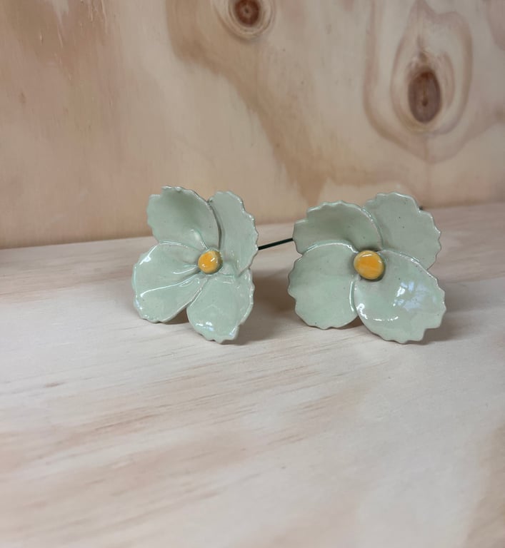 Lysegrøn blomst på stilk  billede 2