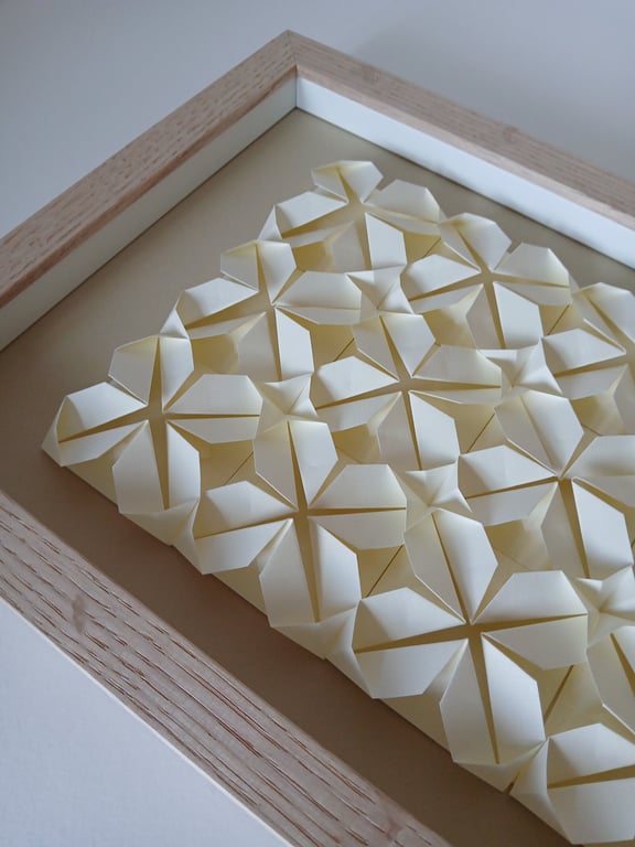 A4 foldet papirværk, beige, indrammet  billede 2