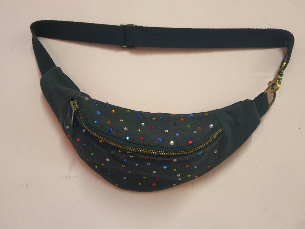 Upcycled bæltetaske med rhinsten
