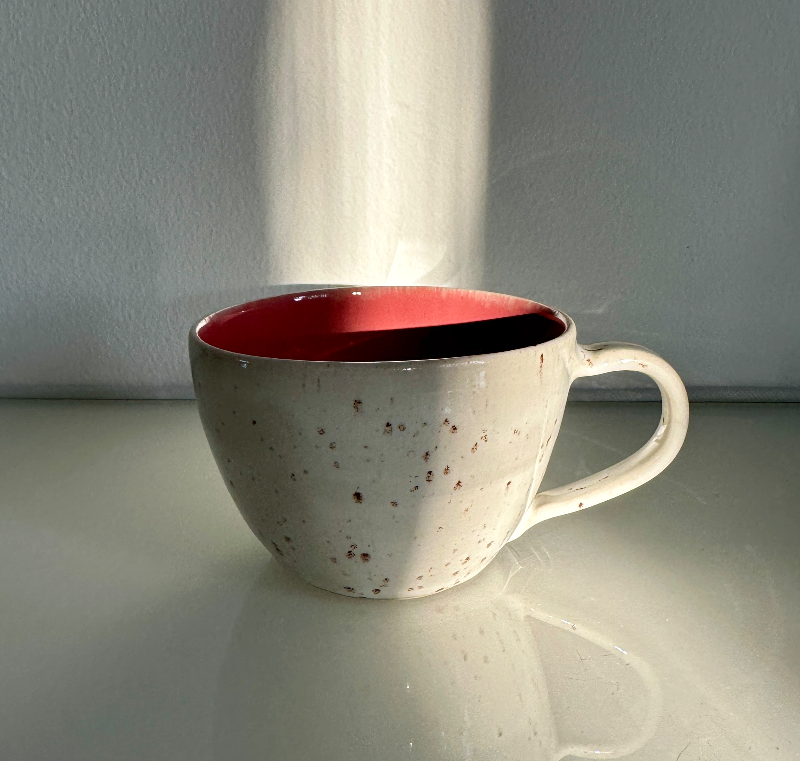 Oval kop i koralrød og råhvid med prikker billede 3