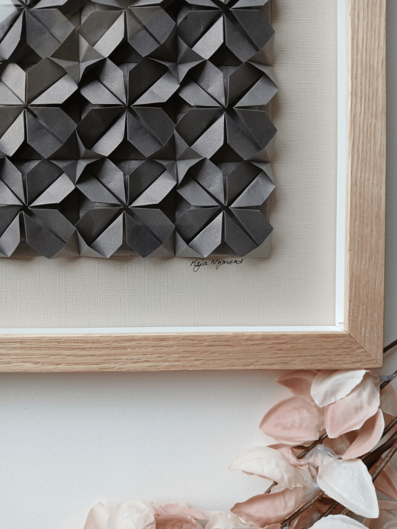 30x30cm foldet papirværk, beigebrun, indrammet billede 4