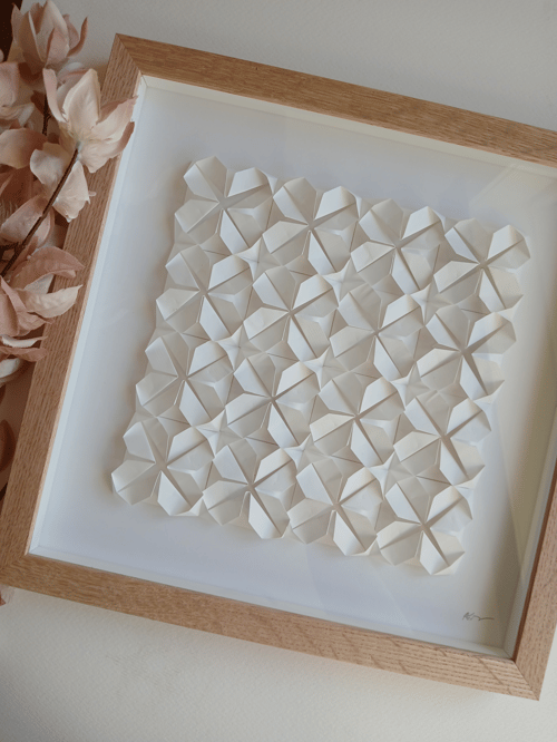 30x30cm Foldet papirværk. Hvid, indrammet 