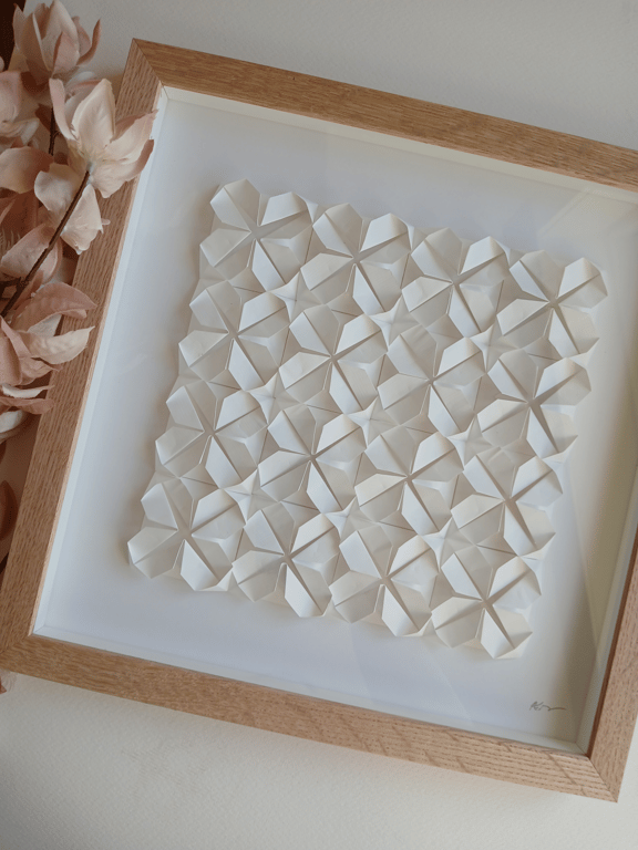 30x30cm Foldet papirværk. Hvid, indrammet 