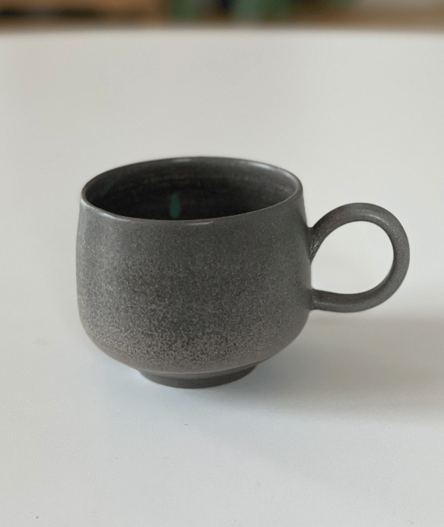 Buttet kop, mørkt ler, grå