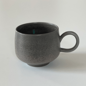 Buttet kop, mørkt ler, grå – produktbillede