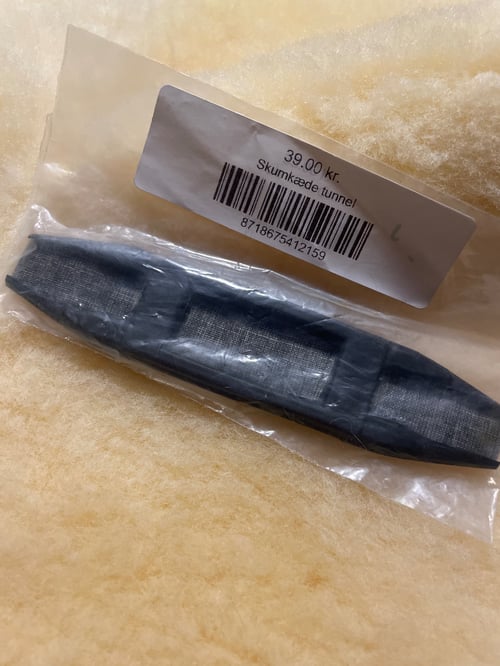 Plastikpose med en skumkædetunnel til 39,00 kr., lagt på en beige overflade. (1)