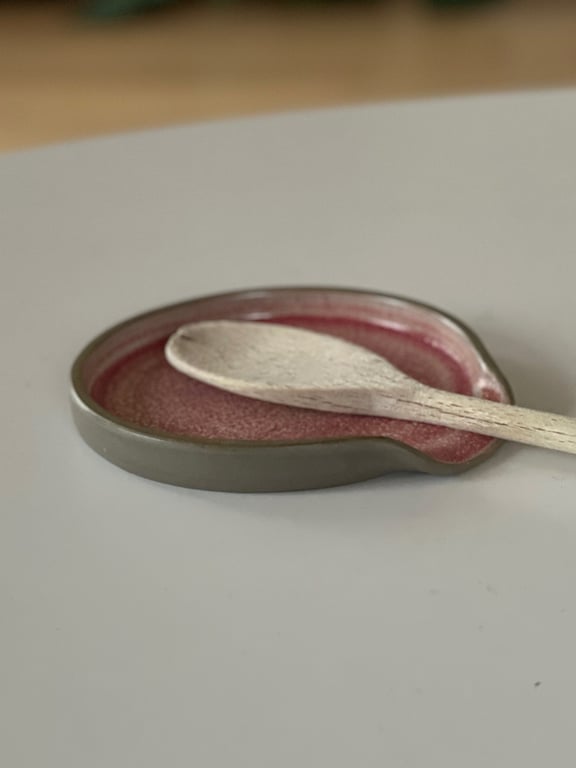 Spoonrest, mørkt ler, rødmeleret billede 2