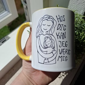 Krus: Hos dig kan jeg være mig Gul – produktbillede