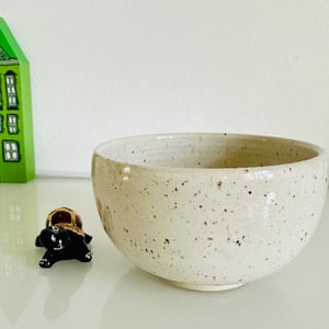 Skål råhvid med nister – produktbillede