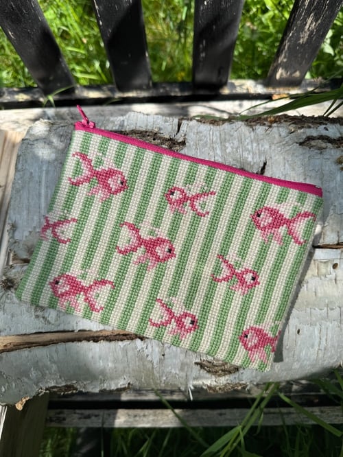 Pink Goldfish clutch 2022-9 Str. 13 x 19 cm.