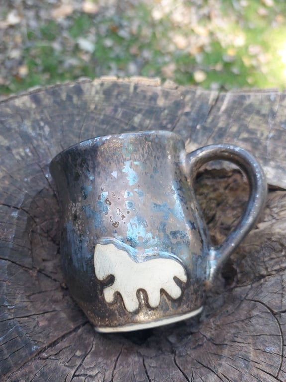 Islænder koppen i sort mat glasur med gul effekt   