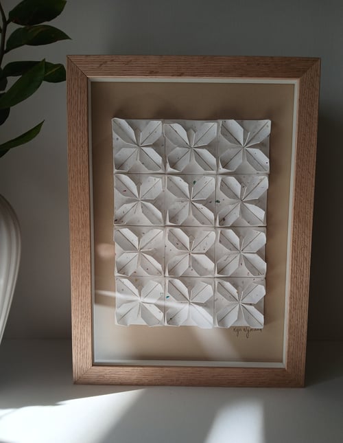 A4, foldet værk, tivoli-beige, indrammet