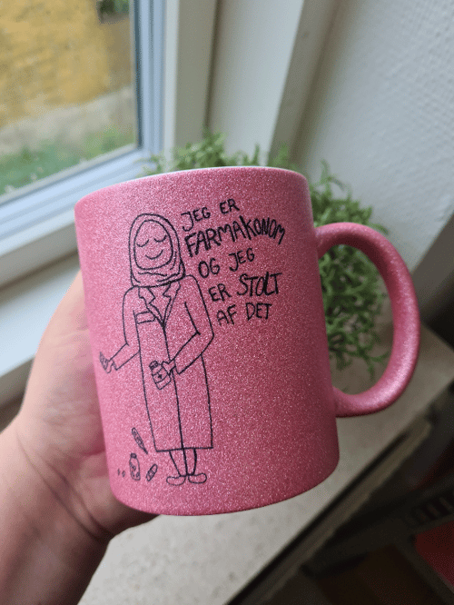 Krus: Jeg er farmakonom og jeg er stolt af det (med tørklæde) Pink Glimmer