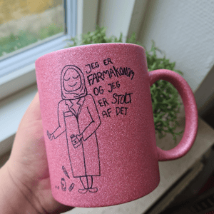 Krus: Jeg er farmakonom og jeg er stolt af det (med tørklæde) Pink Glimmer – produktbillede