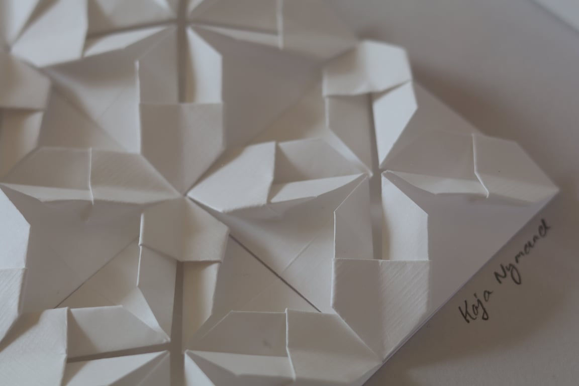 A4 foldet papirværk, perlegrå, hvid. indrammet billede 3