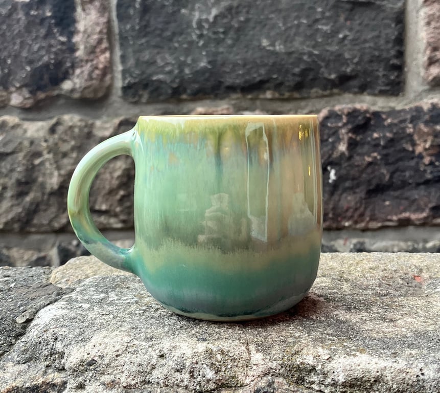 Hånddrejet kop med hank