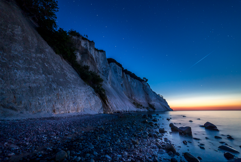 Stjerneskud en sommernat over Møns Klint med Karlsvognen i baggrunden 