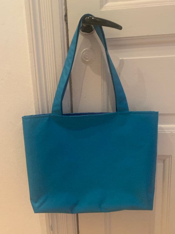 Taske i tyrkis bævernylon