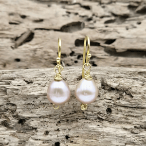 Ørekroge med ferskvandsperler. – produktbillede