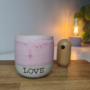 Lyserød LOVE kop – produktbillede