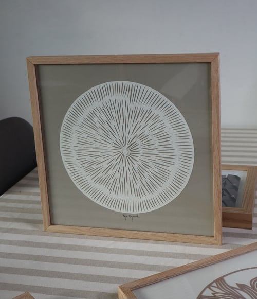 30x30cm papercut, hvid, beigegrå, indrammet 