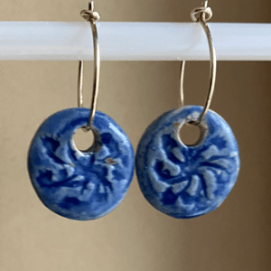 Øreringe - blå med blomst – produktbillede