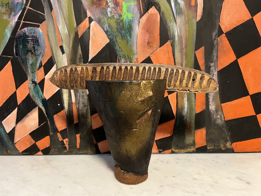 Beholder, skulptur med hank fra træ