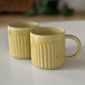 Krus m. riller, hørgul – produktbillede