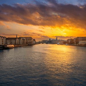 Solnedgang over Københavns havn ved Havnegade en smuk aften under lysfestivalen. – produktbillede