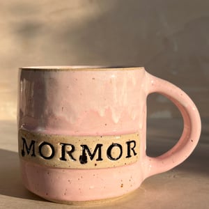 Mormor krus. 340 ml. H: 8,5 cm. 2 sortering  – produktbillede