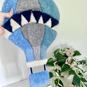 Tuftet luftballon - Håndlavet vægkunst i 100% uld. – produktbillede