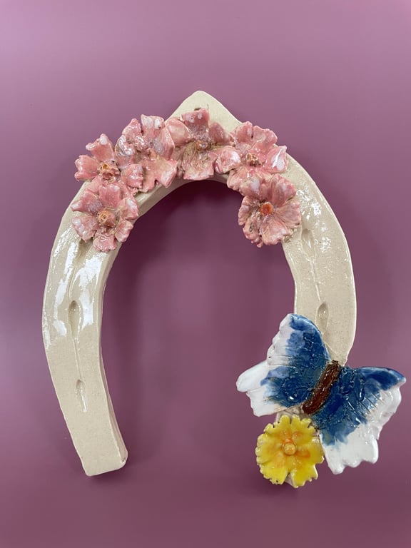 Håndformet hestesko med sommerfugl og blomster billede 2