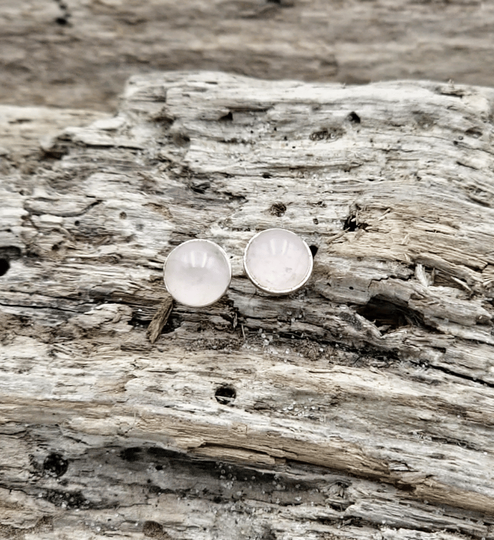 Rosakvarts ørestikker.