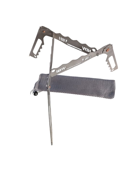 Fremstillet i rustfrit stål, et sammenklappeligt stativ til bålsted med takker til bedre greb, stående på et enkelt ben med en opbevaringspose i mesh-materiale.