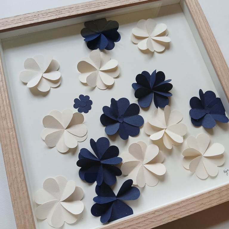 30x30cm 3D papirværk, Marineblå, knækket hvid, indrammet (3)