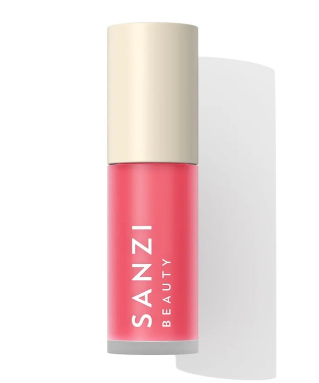 Flaske med lyserød lipgloss fra Sanzi Beauty med cremefarvet låg, vist på hvid baggrund.