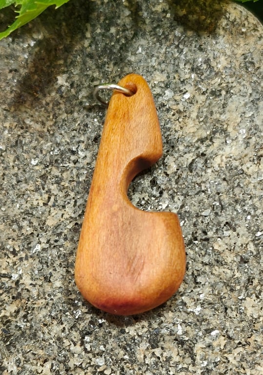 Unikt håndlavet trævedhæng med lædersnor