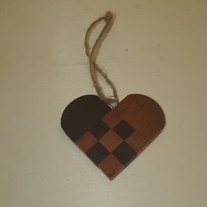 &quot;Flettet&quot; julehjerte i bøg og mahogni træ – produktbillede