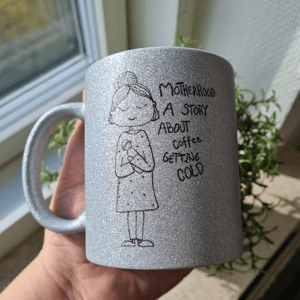 Krus: motherhood a story about coffee getting cold Sølv Glimmer – produktbillede