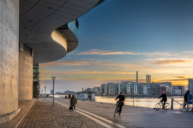 Smukt lys over Bryggebroen lige efter solnedgang en smuk vinteraften 