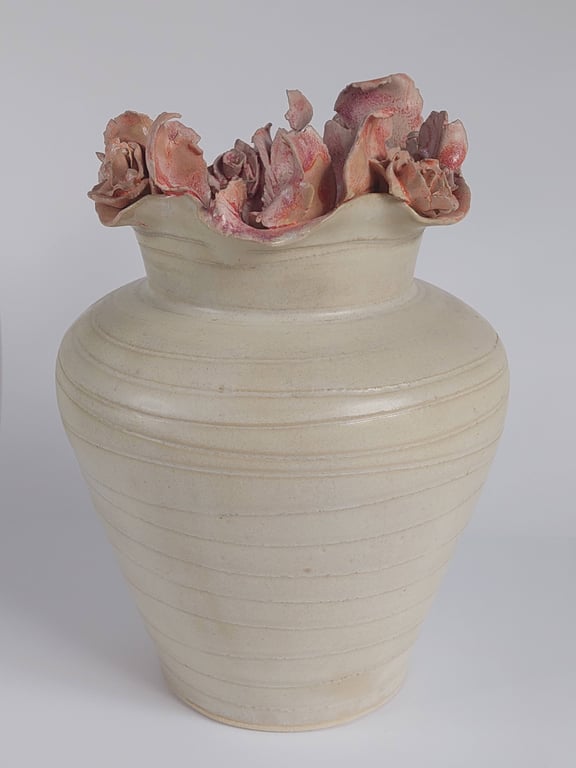 Vase med blomster på kanten