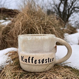 Kaffesøster med croissant. 440 ml – produktbillede