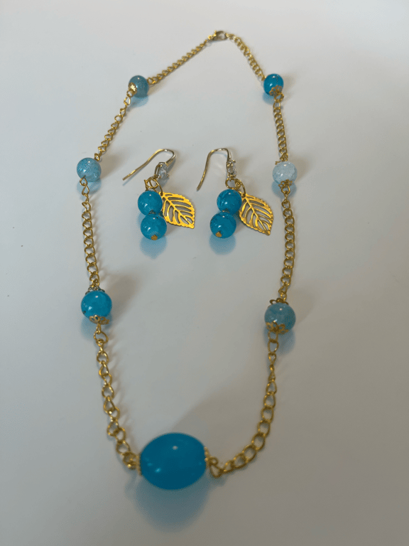 Sæt med smukke laguneblå øreringe og halskæde billede 2