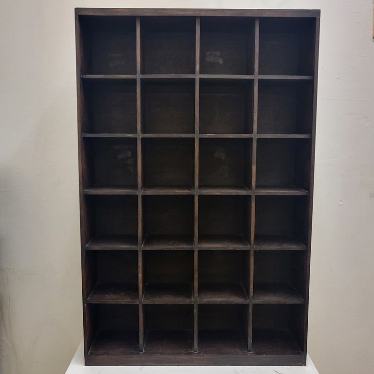 Reol eller kophylde med 24 rum - Mørkt træ
