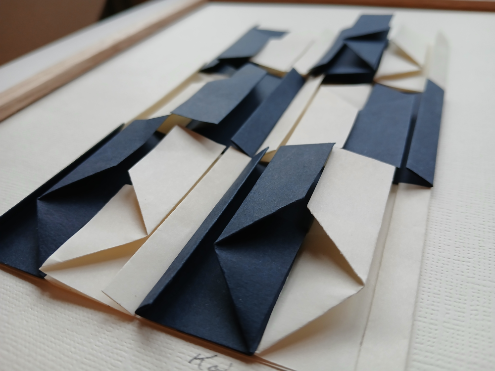 A4 foldet unika værk. marineblå. naturhvid. indrammet  (3)