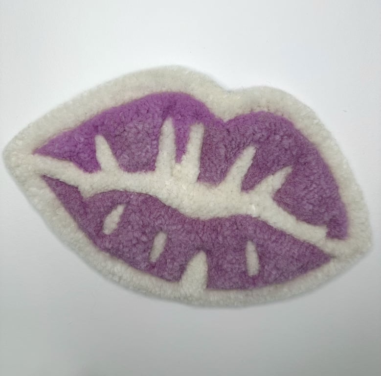 Tuftet læber i lys lilla og hvid som vægophæng – håndlavet i uld  billede 4