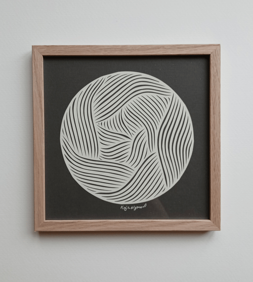 20x20cm papercut, hvid. mørkegrå. indrammet